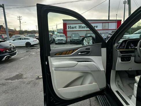 Used 2021 Cadillac Escalade Premium Luxury Platinum image 9