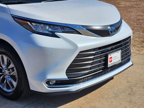 Used 2023 Toyota Sienna XLE image 12