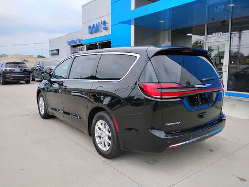 Used 2026 Chrysler Pacifica Select FWD image 2