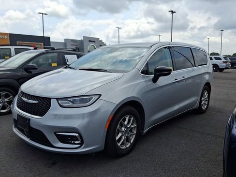 Used 2024 Chrysler Pacifica Touring-L FWD image 5