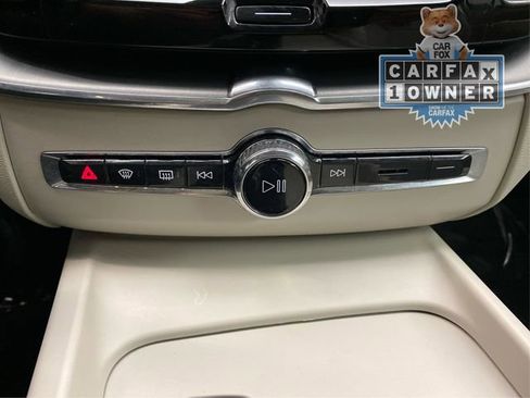 Used 2022 Volvo XC60 B5 Momentum image 32