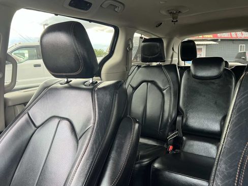 Used 2020 Chrysler Pacifica Touring-L FWD image 14