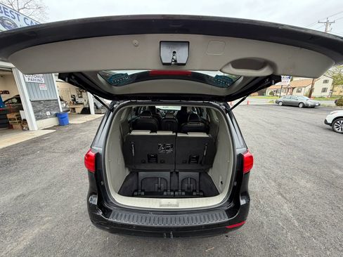 Used 2017 Kia Sedona LX w/ LX Essentials Premium Package FWD image 18