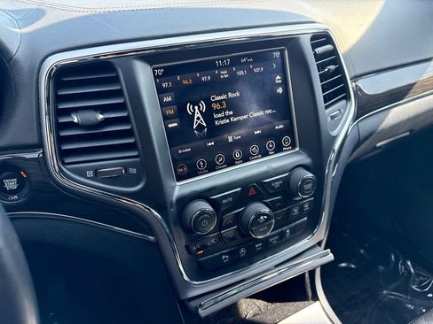 Used 2018 Jeep Grand Cherokee Overland AWD/4WD image 15