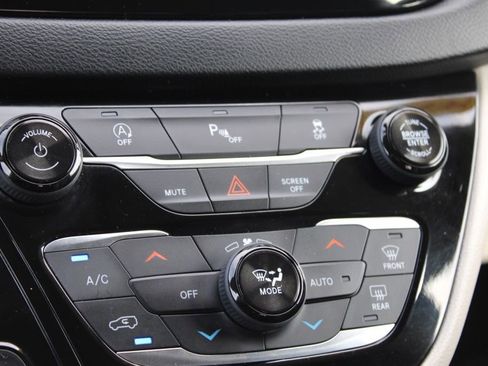 Used 2019 Chrysler Pacifica Touring-L image 41