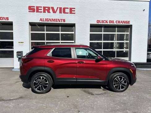 Used 2025 Chevrolet TrailBlazer LT w/ Convenience Package image 1
