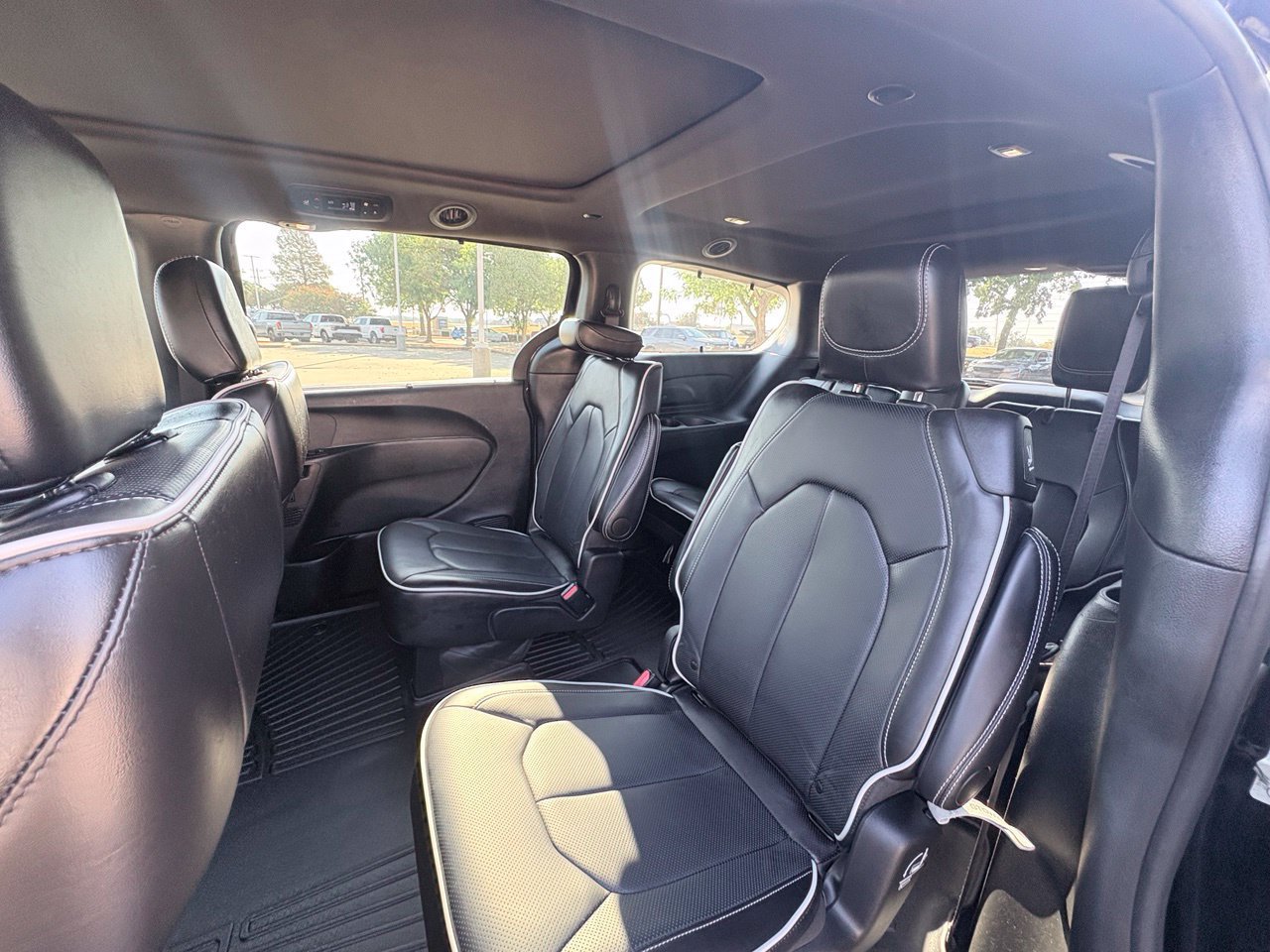 Used 2025 Chrysler Pacifica Limited FWD image 7