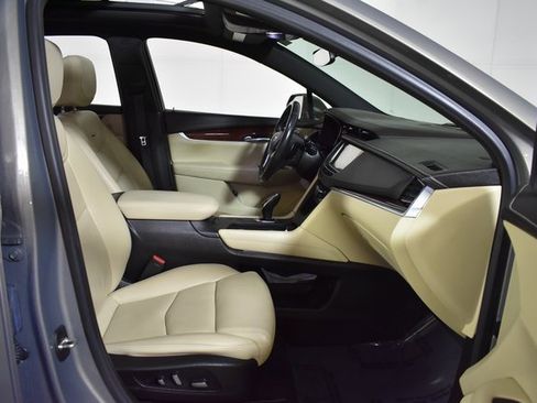 Used 2018 Cadillac XT5 Luxury w/ Driver Awareness Package image 35