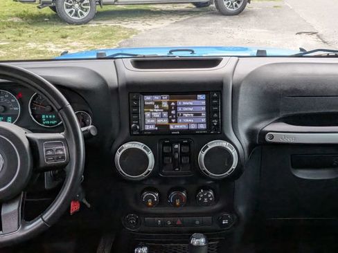 Used 2018 Jeep Wrangler Unlimited Sahara w/ Connectivity Group AWD/4WD image 15