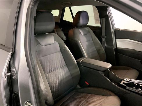 Used 2025 Chevrolet Trax LT w/ LT Convenience Package FWD image 7
