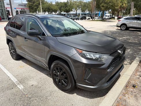 Used 2019 Toyota RAV4 LE FWD image 2