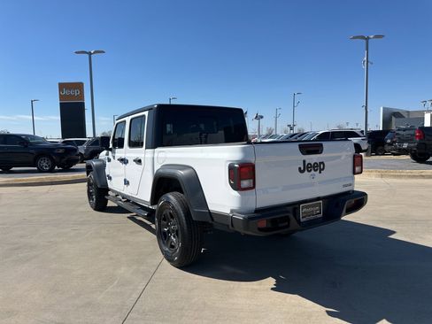 Used 2020 Jeep Gladiator Sport image 3