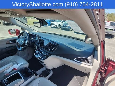 Certified 2018 Chrysler Pacifica Touring-L Plus image 35