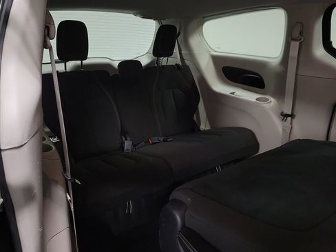 Used 2020 Chrysler Voyager L image 25