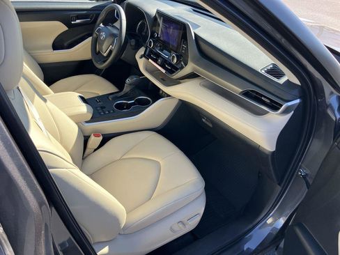 New 2025 Toyota Highlander XLE image 12
