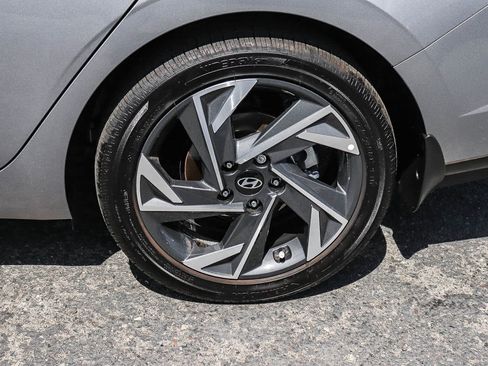 Used 2025 Hyundai Elantra Limited FWD image 13