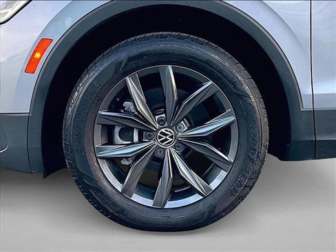 Used 2022 Volkswagen Tiguan SE w/ Panoramic Sunroof Package FWD image 10