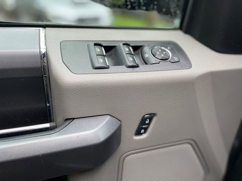 Used 2018 Ford F150 XLT w/ Equipment Group 302A Luxury AWD/4WD image 9