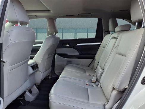 Used 2014 Toyota Highlander XLE image 13