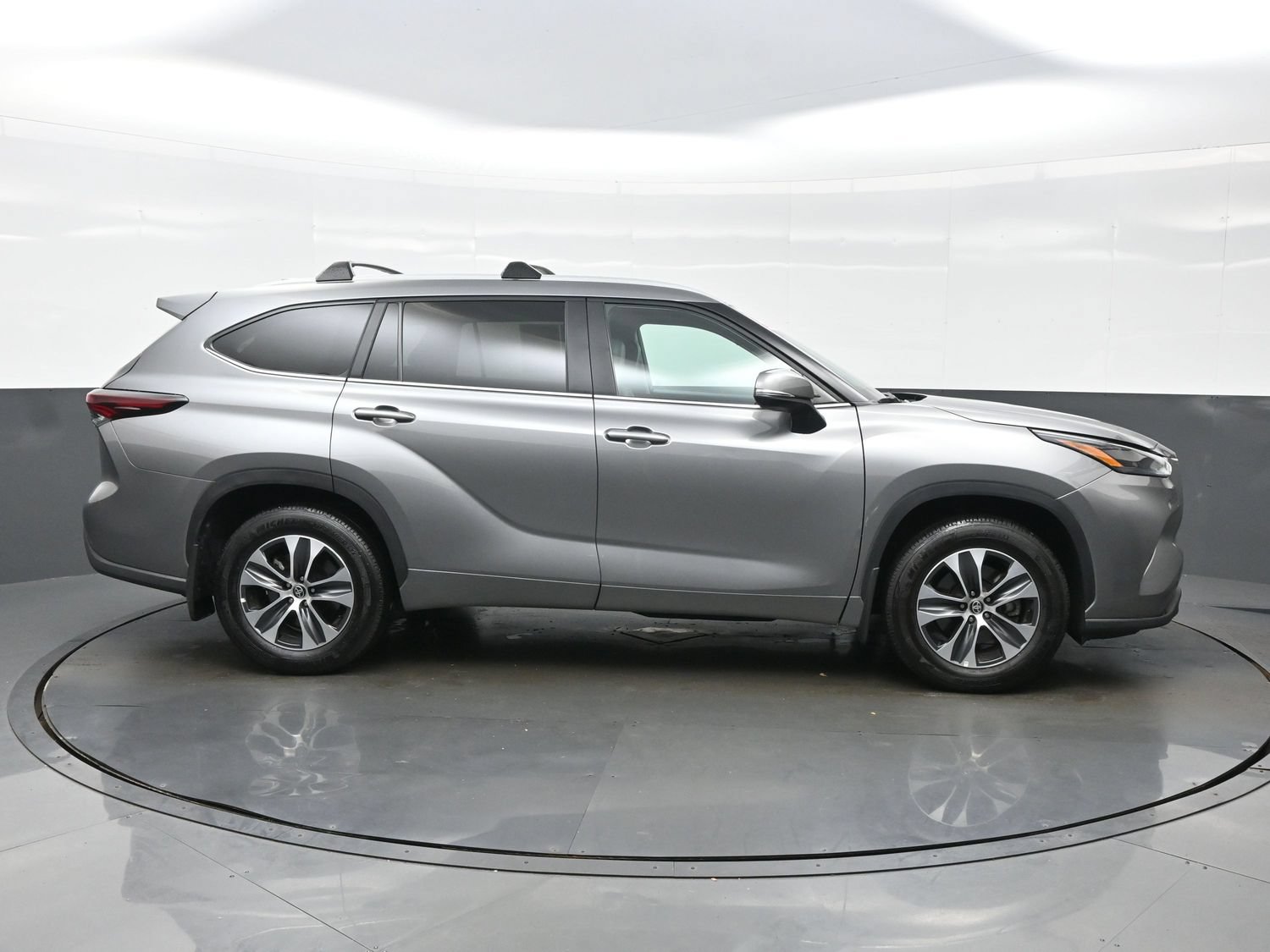 Used 2025 Toyota Highlander XLE AWD/4WD image 7