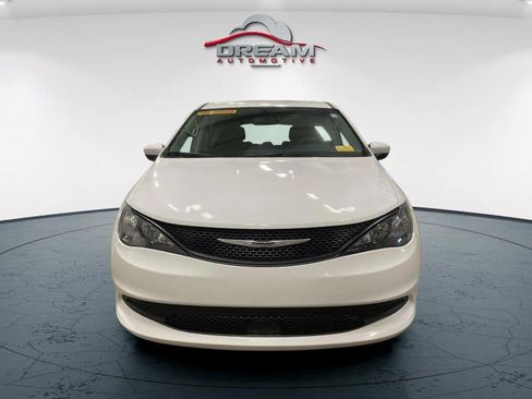 Used 2022 Chrysler Voyager LX FWD image 3