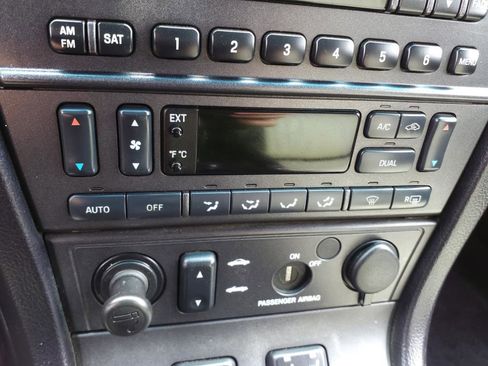 Used 2004 Ford Thunderbird Deluxe image 10