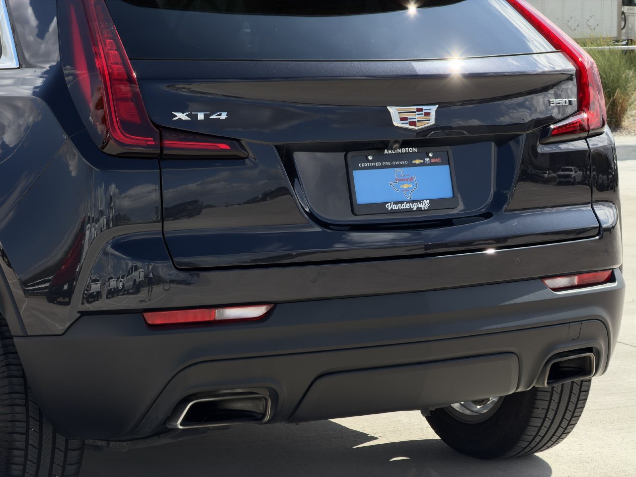 Certified 2023 Cadillac XT4 Luxury w/ Cold Weather Package FWD image 7