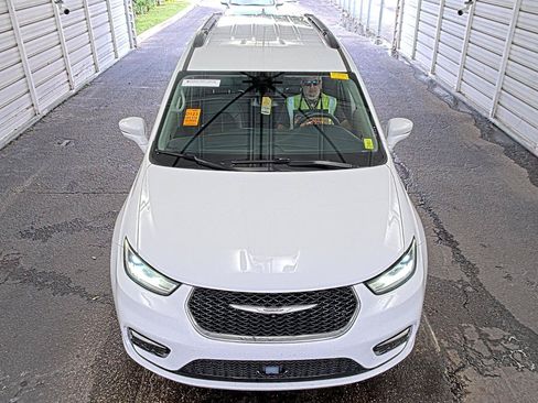 Used 2022 Chrysler Pacifica Touring-L w/ Uconnect Theater Family Group FWD image 2