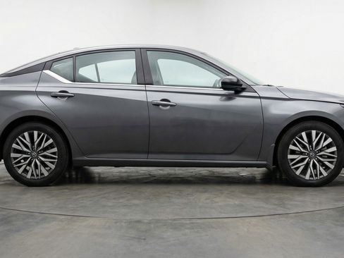 Used 2025 Nissan Altima 2.5 SV image 11