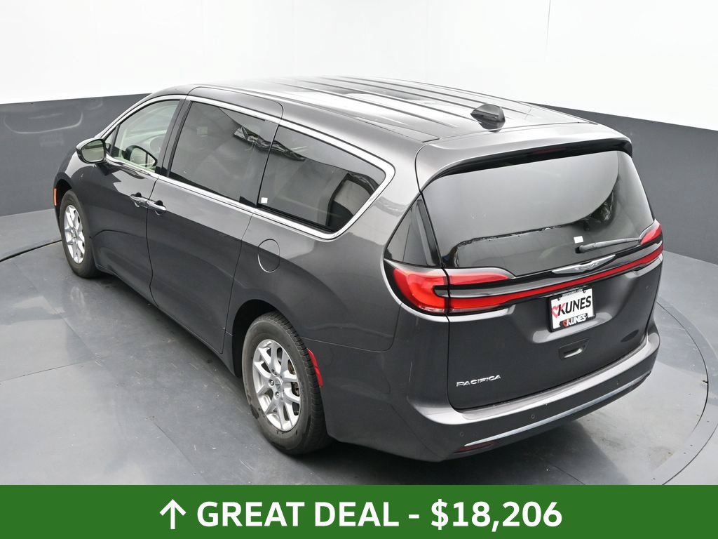 Used 2023 Chrysler Pacifica Touring-L FWD image 39