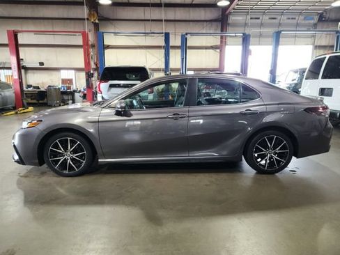 Used 2022 Toyota Camry SE FWD image 3