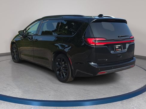 Used 2025 Chrysler Pacifica Limited FWD image 8