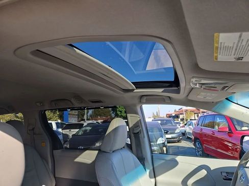 Used 2011 Toyota Sienna XLE image 14