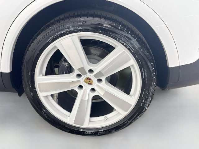 Used 2024 Porsche Cayenne Coupe AWD/4WD image 36