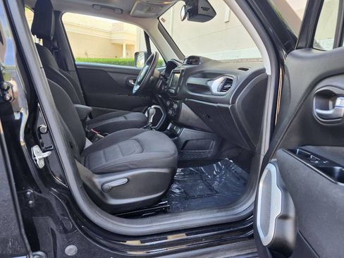 Used 2018 Jeep Renegade Latitude FWD image 6