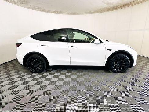 Used 2021 Tesla Model Y 2WD image 2