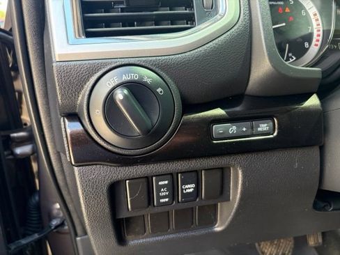 Used 2018 Nissan Titan SV w/ SV Convenience Package AWD/4WD image 23