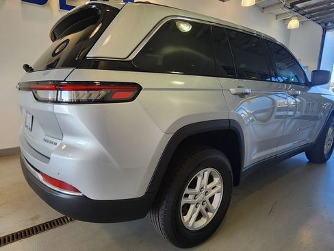 Used 2023 Jeep Grand Cherokee Laredo AWD/4WD image 11
