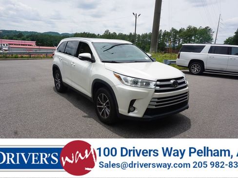 Used 2019 Toyota Highlander XLE FWD image 1