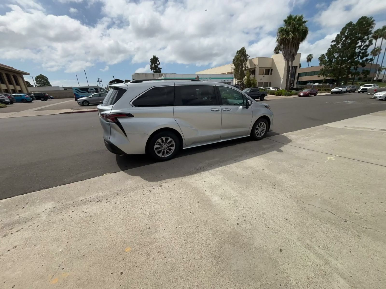 Used 2025 Toyota Sienna XLE FWD image 14
