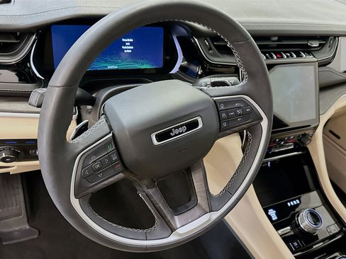 Used 2023 Jeep Grand Cherokee 4WD 4xe w/ Luxury Tech Group II image 18