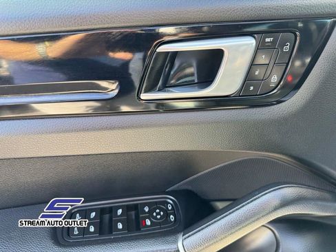 Used 2023 Porsche Cayenne Platinum Edition image 17