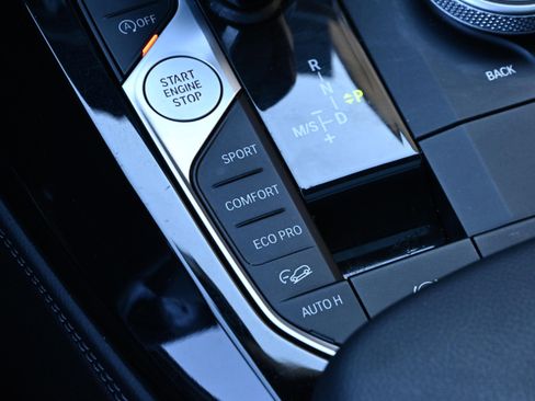 Certified 2025 BMW X4 xDrive30i image 18