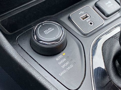 Used 2019 Jeep Cherokee Limited image 25