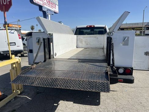 Used 2018 RAM 3500 Tradesman w/ Chrome Appearance Group RWD image 10