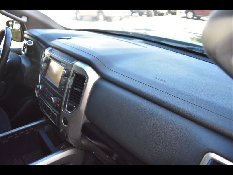 Used 2018 Nissan Titan SV w/ SV Convenience Package RWD image 30