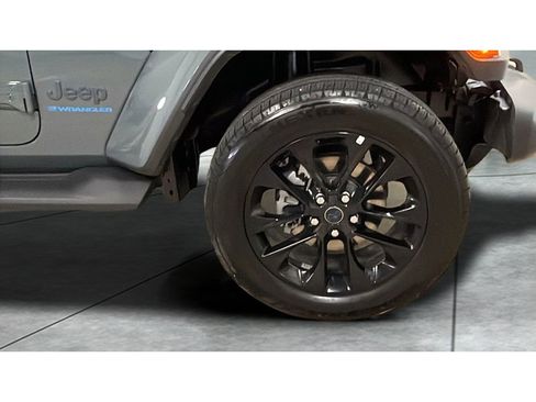 Used 2025 Jeep Wrangler Sahara image 3