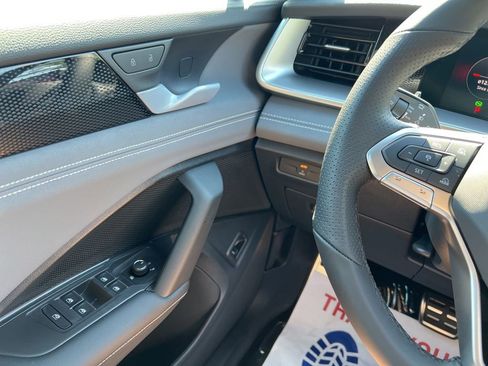 New 2026 Volkswagen Tiguan SE R-Line FWD image 18