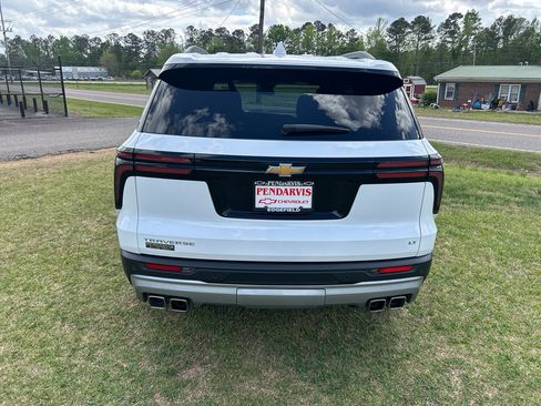 Used 2024 Chevrolet Traverse LT image 10