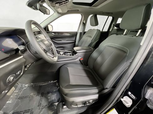 Used 2023 Jeep Grand Cherokee Laredo w/ Luxury Tech Group I image 20